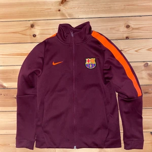 Fc Barcelona Track Jacket - F.C Barcelona track jacket. Storlek 147-158 cm. Plagget är i utmärkt skick