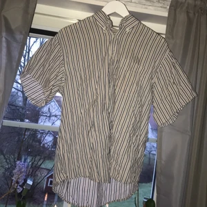 Snygg skjorta - Säljer denna snygga bomullsskjorta från Kappahl i storlek 39/40. Passar alla kön och olika stilar. Ärmarna är dock uppklippta så att det ser lite ”slitet” ut, men det går fint att vika upp dem om man föredrar det. Pris kan diskuteras😊💕