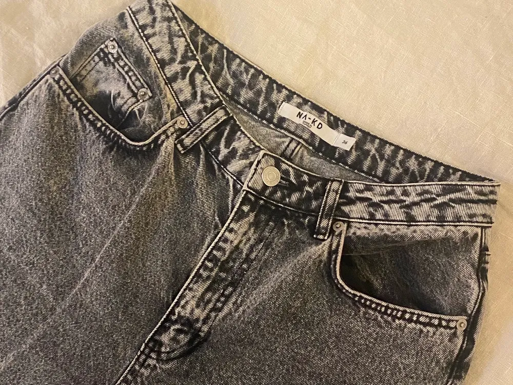 Jeans från NAKD storlek 36 (passar mer någon med 38) nyskick knappt använda! . Jeans & Byxor.