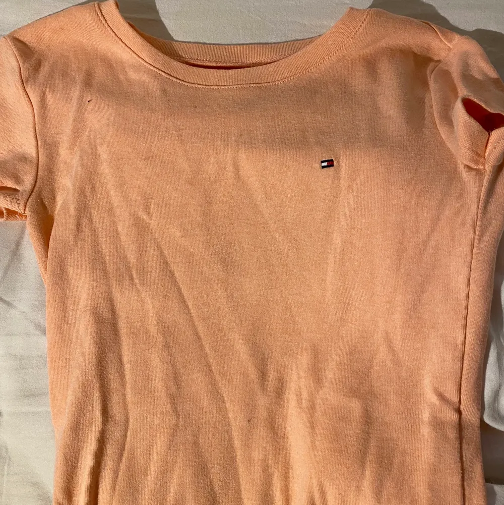 Tre tröjor där priset kan diskuteras., aprikosfärgad t-shirt från Tommy hilfiger i storlek xxs. Blus från Chelsea i mörkblått i storlek xs. Långarmad gant tröja i svart/mörkblå storlek S. T-shirts.