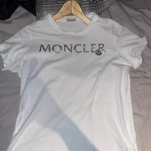 En unik äkta moncler t-shirt som köptes för 3 veckor sedan för 150 euro(ca 1500-1600kr) och är använd 2 gånger. dock lite för liten och därför jag väljer att sälja den. Storlek medium och sätter priset på 850kr, kvitto m.m medföljer såklart!
