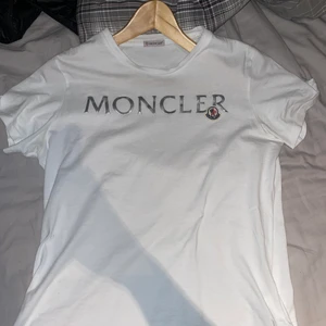 Moncler T-shirt - En unik äkta moncler t-shirt som köptes för 3 veckor sedan för 150 euro(ca 1500-1600kr) och är använd 2 gånger. dock lite för liten och därför jag väljer att sälja den. Storlek medium och sätter priset på 850kr, kvitto m.m medföljer såklart!