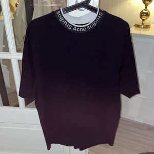 Acne studios T shirt - Oversized Acne t shirt i storlek m. Nyskick knappt använd köpt på Cenino Donna i Kristianstad. 