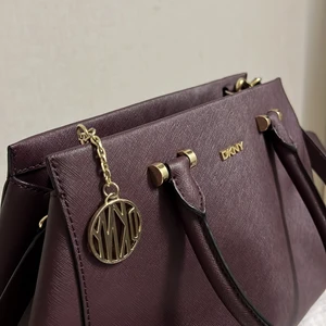 Helt ny DKNY väska äkta  - Är i perfekt skick. Säljes pga använts endast ett fåtal gånger. Dustbag tillkommer.