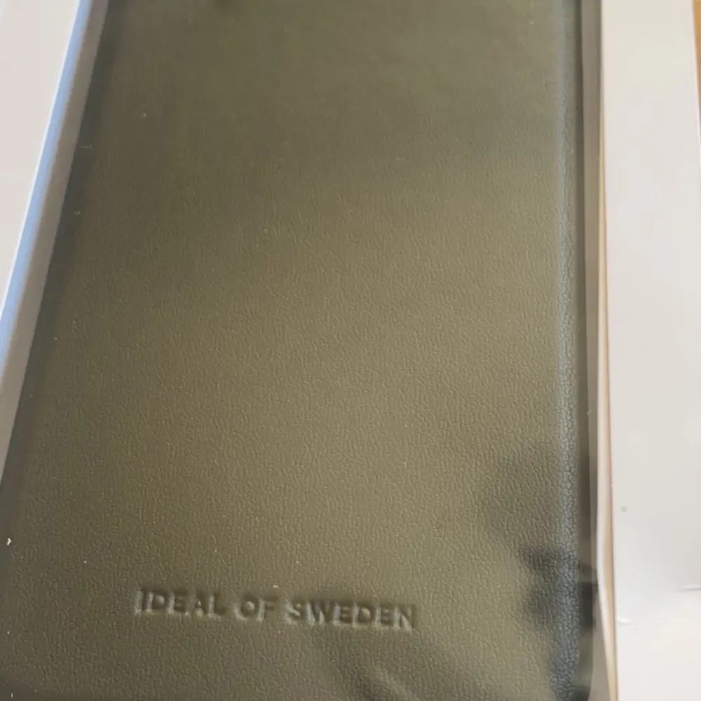 Mörk grön läder mobilskal. Ideal of Sweden skal för iPhone 8/7/6/6s plus.. Övrigt.
