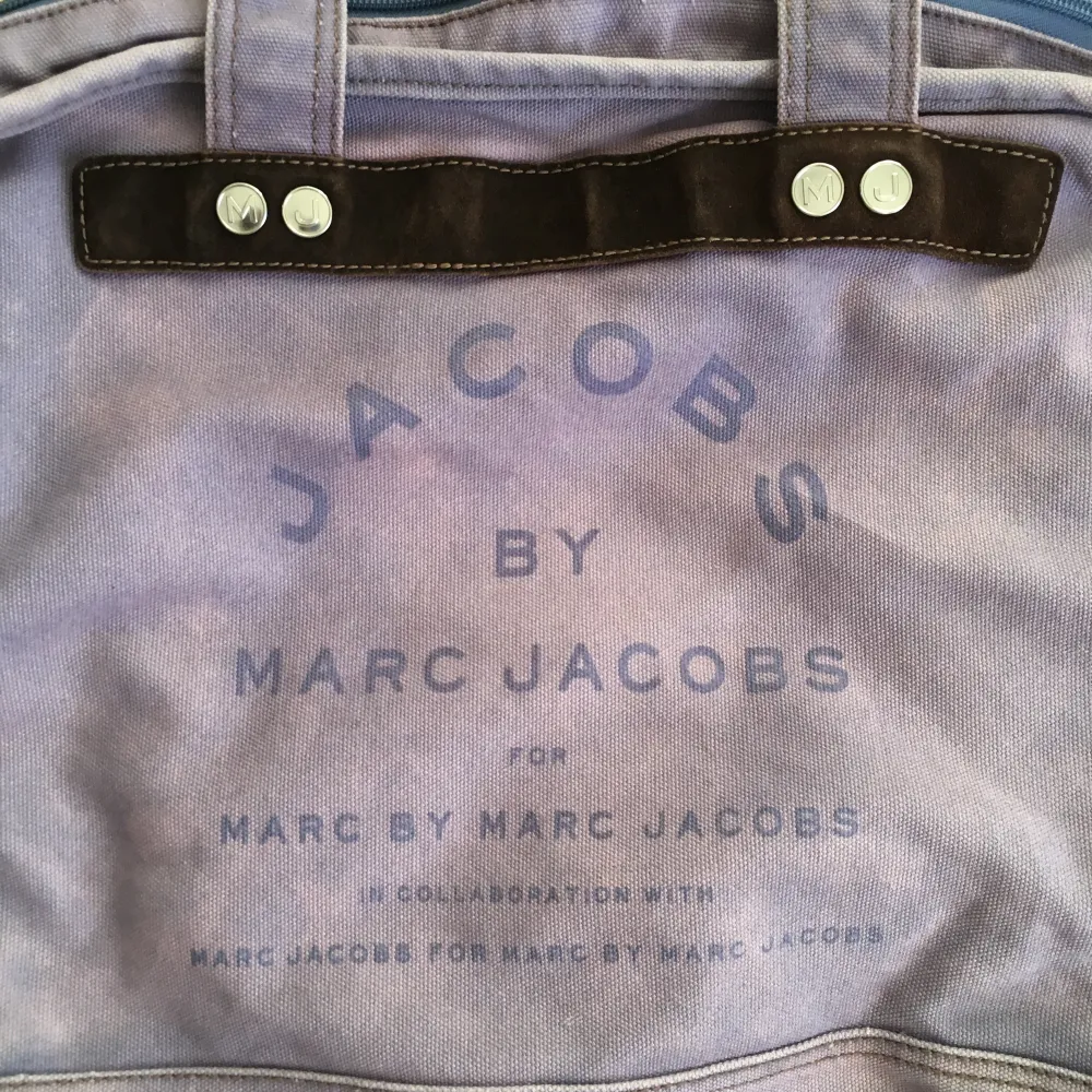 En vintage aktig Marc Jacobs väska av tyg. Använd men i bra skick. Skriv privat för fler bilder. Frakt ingår ej . Väskor.