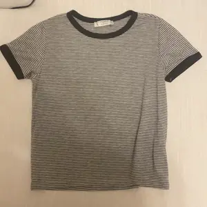  grå och svart randig t-shirt från pull&bEAr i storlek S