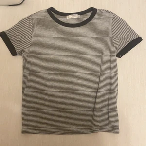 T-shirt randig -  grå och svart randig t-shirt från pull&bEAr i storlek S