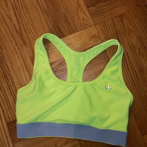 Neongul sport-bh - Neongul sportbh från champion. strl S. Helt okej skick, stretchen är liiiite seg men färgen är fortfarande 10/10. Sitter som den ska och asnice att träna i!