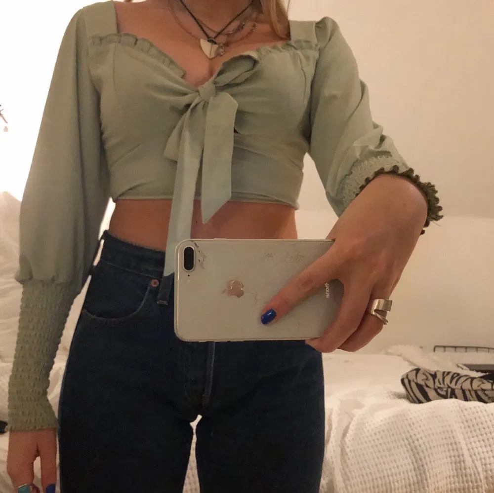 Blus man knyter vid bysten så går att ha den på flera vis🥰 osäker vad frakt kostar så vid intresse går jag och väger på posten❤️. Puserot.