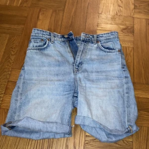 Avklippta ACE weekday jeans  - Avklippta Ace jeans från weekday i strl 25/32. Klippta precis ovanför knäna på mig som är 167. Färgen light blue 🥰