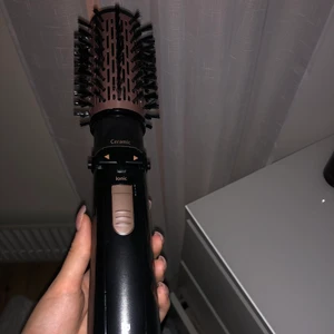 Fönborste - Köpt i december, öppnade förpackningen men kom fram till att jag inte var i behov av en sådan. Kan därför inte lämna tillbaka den. Testade den en gång efter, fungerade som den ska. Köpt för 600kr. Allt som visas på paketet finns i samt en liten nessesär. 