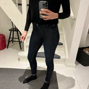 Lee Scarlett jeans - Helt nya oanvända jeans från Lee modell Scarlett i stlk 26/33. Snygg mörk denim! Stretch och mycket sköna! 