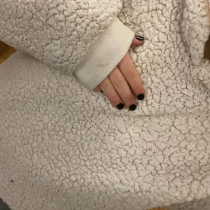 teddy hoddie - lite kallare hoddie, ganska tunn men väldigt fin. ”smutsen” på ärmen kommer från kameran.