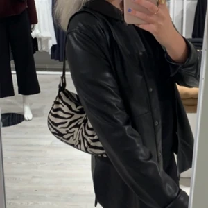 Zebramönstrad väska  - Supercool väska med zebramönster köpt på Gina, jättebra skick! Skriv för fler bilder 💗💗pris kan diskuteras 