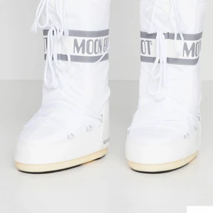 Moon Boots - Nu säljer jag mina skit snygga slutsålda vita Moon Boots😻 använd ett fåtal gånger så är i helt nyskick💞säljer för 1200kr då jag inte är säker på om jag vill sälja eller inte 🌟ny pris: 1500kr