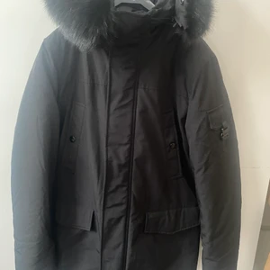 Sixth June parkas strl M/L - Helt ny, inte ens provad. Har blixtlås och magnetisk stängning, många fickor och en jättefin (fake) päls runt luvan. Nypris: runt 1500