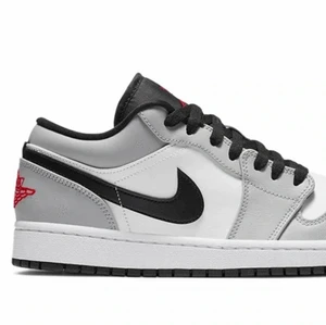Jordan 1 - Säljer nya Jordan 1 low i färgen grå som jag fått i julklapp detta år. Kommer inte ha någon användning och drf tänker sälja vidare🌸 
