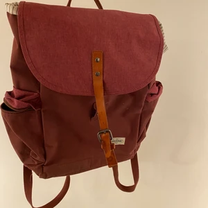 eastpak väska  - eastpak väska röd andvänd men i bra sick lite små smutsig men går lätt att tvätta bort