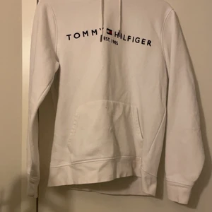 Hilfiger hoodie - Knappt använd och inga fläckar för att vara en vit hoodie. M killstorlek. Mysig och så men använder inte då det inte är min stil. Originalpris 799kr.