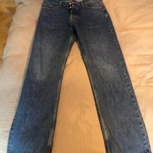 Dessa jeans är jätte stora i midjan på mig. Jag har ett midjemått på 78cm. De är ganska långa också, jag är 176 lång. Men jeansen är i mycket bra skick. Tar bud från 100 kronor 