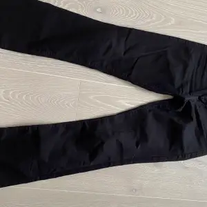 Svarta Levis bootcut jeans som är ganska använda men ändå fina💕stolek 26/S
