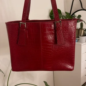 Röd väska  - Röd skitsnygg och rymlig väska i fake läder! Hör av dig vid frågor, köparen står för frakt!💕