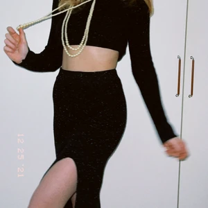 Stickad Kjol - Denna stickade kjol är så najs att ha både nu när de är kallare eller när de blir vår. Den sitter snyggt på kroppen och är knappt använd. 