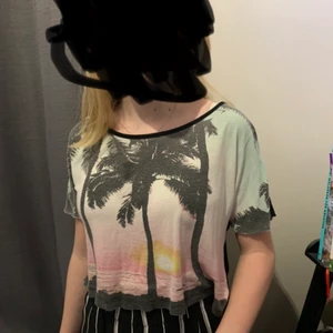 En skön tunn topp - Bra material. Men lite sliten. 