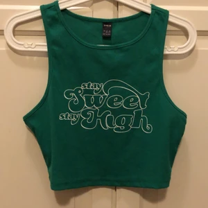 Snyggt grönt linne! 💚 - Säljer detta coola gröna linnet som är perfekt till sommaren!💚 köpt från Shein och är i storlek L men funkar på mig som brukar ha storlek S/M. Säljer pågrund av att det inte riktigt är min stil längre. Kan skickas eller mötas upp! 