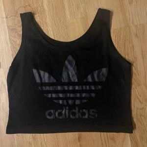 Adidas linne  - Croppad adidas linne