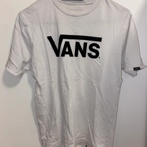 Vans T-shirt! - En vans t-shirt. Köptes för 1-2 års sedan, använt den men den är i bra skick. Trycket är fortfarande på plats! Obs! Köper du tröjan kommer den att vara strykt. Vill du ha fler bilder på hur den ser ut så är det bara att meddela! ❤️