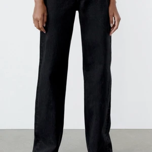 Zara jeans, wide leg, svarta - Använt jeansen 1 gång och nu ligger de i garderoben och ruttnar. De passar perfekt på tjejer som är långa. Jag är 174 och de är i jätte bra längd. Når nästan till marken. Kna mötas om man bor i Sthlm annars står man själv för frakten. Hör av er så snabbt som möjligt :) Skriv för mer bilder