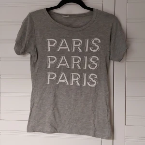 Grå T-shirt  - Grå T-shirt med text