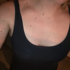 Mörkblått linne med spets  - Längre linne, mörkblå färg med spets nertill, jättemjukt material. Köper man fler plagg så kan jag skicka det i samma paket om det önskas.