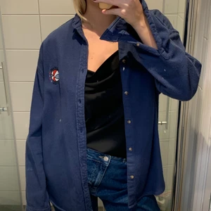 Marinblå skjorta i tjockt tyg - ❤️ Storleken är Small men den är köpt på herravdelningen och är oversized