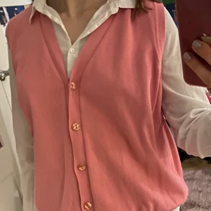 Rosa väst - Söt rosa väst som är oversize. Den är lite mer rosa än bilderna visar. Köpt på humana men endast använd två gånger. 