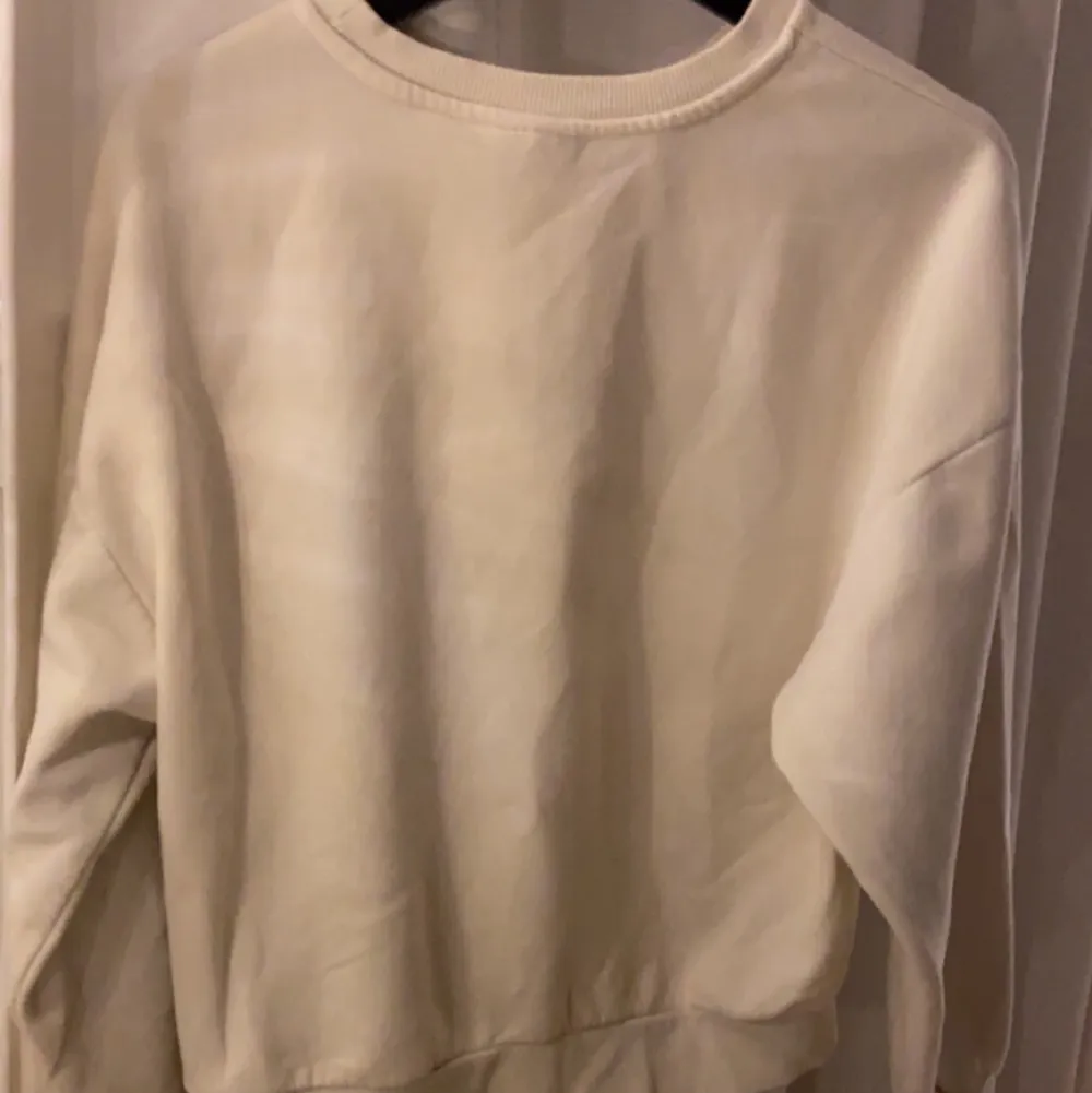 En vit/beige tröja från Gina tricot I storlek S. Inte använd särskilt mycket så i gott skick.. Tröjor & Koftor.