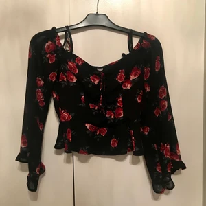 Off shoulder topp - Den är använd Max 3 gånger. Passar fint på både m-xs. Skriv privat till mig ifall du vill ha fler bilder eller se plagget på. Kunden står för frakten. 