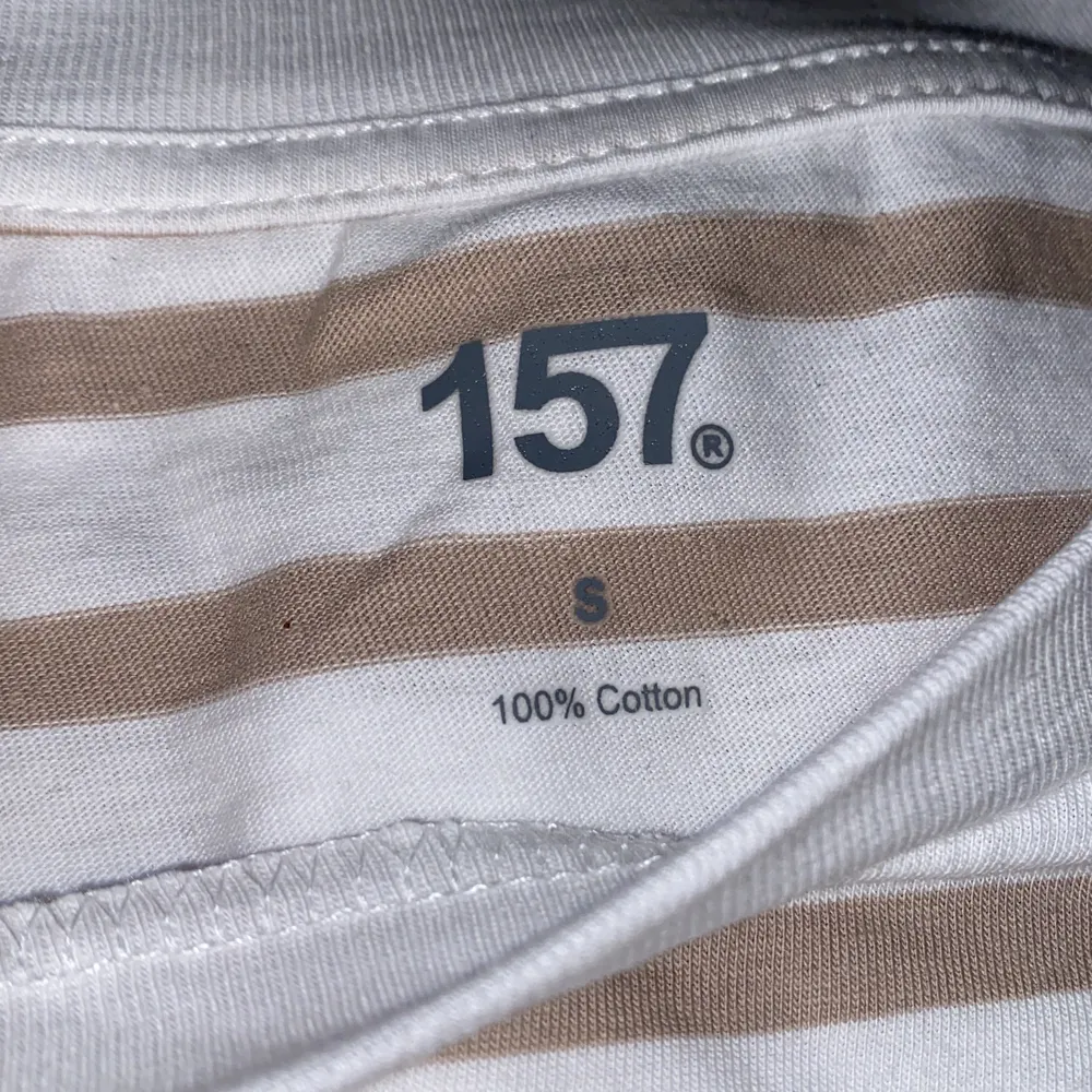 En randig tröja för 100kr som jag köpte precis har inte använt den en enda gång och jag slängde kvittot så kan inte lämna tillbaka den så nu säljer jag de för 150kr + frakt valfrit . T-shirts.