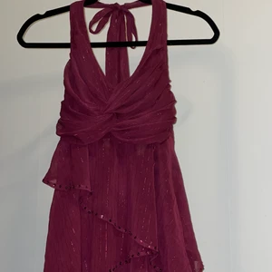 Fest klänning  - Fest klänning i vinrött färg, går lite längre ner för knät (är 163 cm) storlek M/S. 