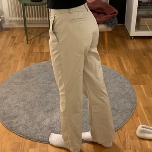 lågmidjade kostymbyxor/chinos - otroligt snygga low rise kostymbyxor från escada sport. storlek 36 men passar mig som är storlek S-M perfekt! jag är 173 lång och de är bara precis lite för korta för mig så hade nog suttit asbra på någon från 170 och neråt❤️