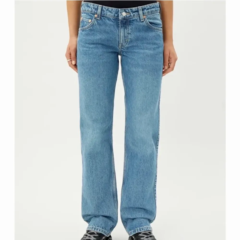Säljer nu mina populära jeans från weekday i modellen arrow! Använda ett fåtal gånger och säljer då de inte kommer till användning! Strl 26/32! Passar mig som har 34/36/38 i zara jeans! Nypris 500kr! Budgiving vid många intresserade! (Lånade bilder) . Jeans & Byxor.