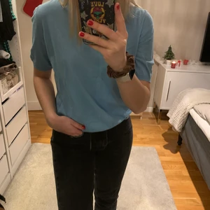 Finstickad tröja  - Köpte tröjan på secondhand, här i Västerås, förra året. Den var i mycket fint skick då och även nu då jag tror jag endast använt tröjan två ggr💙 Tröjan är finstickad men andas även väldigt bra så det är inte så att man blir speciellt varm i den! Storleken är M men jag skulle säga att det är en S åtminstone, något mindre än M alltså.