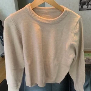 Zara tröja  - Sjukt fin beige stickad tröja från zara, helt oanvänd, utsåld i butik och gick tyvärr inte att byta, säljer pga att jag köpte fel storlek, budgivning eller köp direkt för 180💕⚡️✨