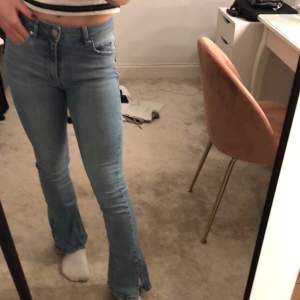 Jättefina ljusblå bootcut jeans med slits från ginatricot , mid waist i storlek S fast från petite avdelning så dom är mindre i storleken