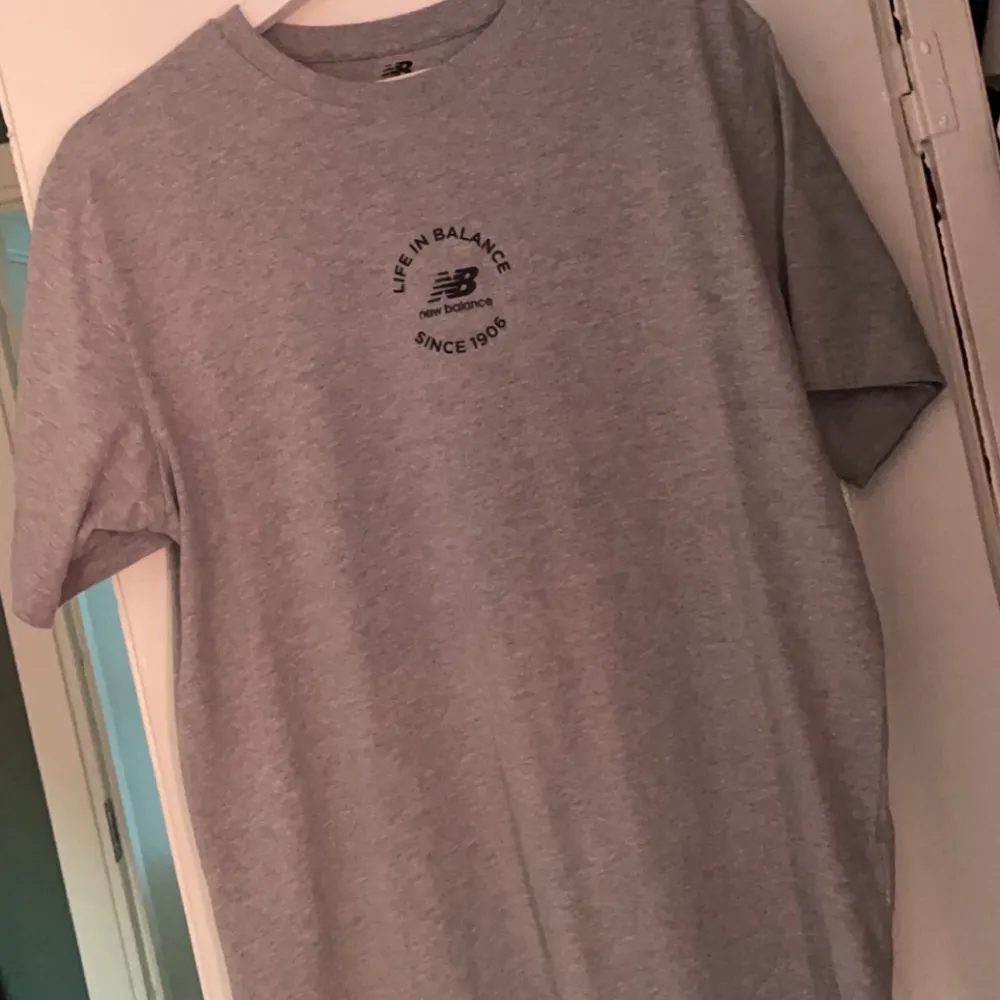 New balance t-shirt i mycket bra skick och använd ett fåtal gånger och inga synliga fel. Storlek M. Färg: Grå. Om du undrar mått eller fler bilder är det bara att slänga iväg ett DM. . T-shirts.