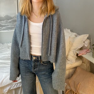 Storlek xs/s - En jätte trendig kofta från zara i storlek xs/s. Använd 2 gånger💓 frakten kostar 57 eller 66kr