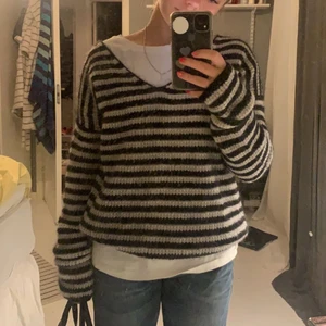 Stickad tröja - Säljer min super fina stickade tröja! Har använt den en gång så den är i nyskick! Säljer då den inte kommer till användning❤️ köpare står för frakten! 