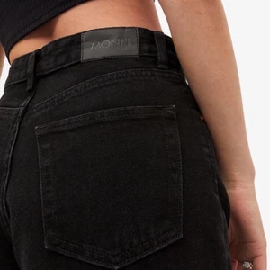 Monki ”Taiki” jeans strl 29 - Köpte dessa jeans från Monki för 2 år sedan för 400kr men bara använda 1 gång (bra skick). Dom är i storlek 29 och modellen är högmidjad, bredare och lite kortare i benet. Kan mötas i Gbg eller fraktas men då står du för frakten :) 